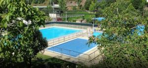 uma vista sobre uma grande piscina em Hostal Cruce em Villafranca del Bierzo