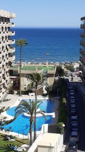 a view of a resort with a swimming pool and the ocean at Rymlig lägenhet för 7,8 persons in Los Boliches, Fuegirola in Fuengirola