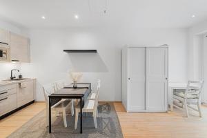 a dining room with a table and chairs in a kitchen at VibeStudio 304 - Central - AC - Licensed - Parking Nearby in Vienna