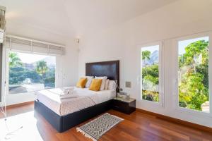 A bed or beds in a room at Ocean Views Luxury Villa next to beach