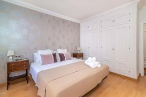 A bed or beds in a room at Ocean Views Luxury Villa next to beach