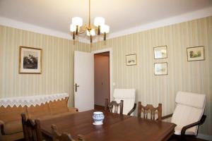 uma sala de jantar com uma mesa e um sofá em Biarritz-Anglet Appartement T3 en villa jumelle em Anglet