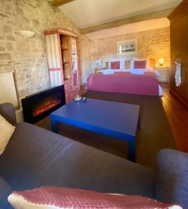 pokój hotelowy z 2 łóżkami i kominkiem w obiekcie La Barauderie , chambre individuelle w mieście Mazeray