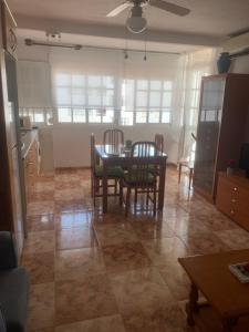 une cuisine et une salle à manger avec une table et des chaises dans l'établissement Apartamento Centro, à Torre del Mar