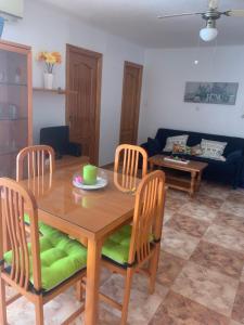 une salle à manger avec une table et des chaises en bois dans l'établissement Apartamento Centro, à Torre del Mar