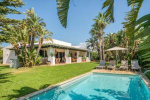 eine Villa mit einem Pool und einem Haus in der Unterkunft Sa Boga in Cap d'en Font