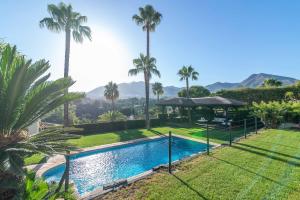 The swimming pool at or close to Ocean Views Luxury Villa next to beach Még 37 kép