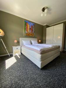 - une chambre avec un lit et une peinture murale dans l'établissement Zentraler Altbaucharme mit Blick über die Stadt, à Kiel