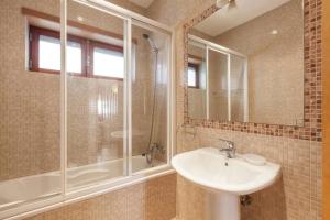 a bathroom with a sink and a shower and a tub at Casa do Mar em Moledo in Moledo +10 photos