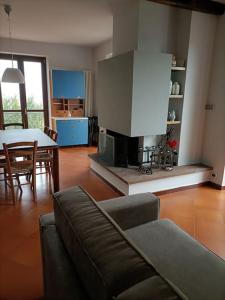 sala de estar con sofá, mesa y cocina en CANNUBI SAN LORENZO Appartamento-Via Crosia 8 bis-12060-Barolo-Cn, en Barolo