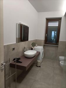 y baño con lavabo y aseo. en CANNUBI SAN LORENZO Appartamento-Via Crosia 8 bis-12060-Barolo-Cn, en Barolo