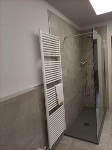 baño con ducha y puerta de cristal en CANNUBI SAN LORENZO Appartamento-Via Crosia 8 bis-12060-Barolo-Cn, en Barolo