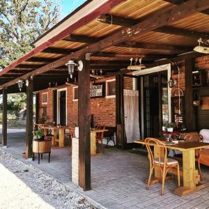 an outdoor patio with a wooden pergola at Foresteria del Re in Montelupone
