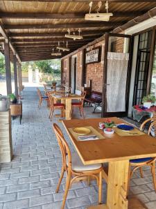 un grupo de mesas y sillas en un patio en Foresteria del Re, en Montelupone