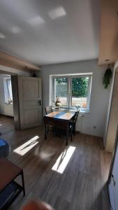 a living room with a table and a window at Ferienwohnung Schneeberg in Papendorf