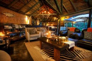 Safari Lodge - Amakhala Game Reserve的休息区
