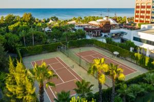 Tenis a/nebo squash v ubytování Sentido Kamelya Selin Luxury Resort & SPA nebo okolí