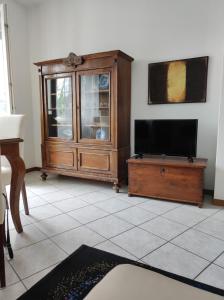 sala de estar con TV y armario de madera en Mi casa es su casa en Cividale del Friuli