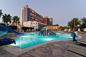 Bazén v ubytování Sentido Kamelya Selin Luxury Resort & SPA nebo v jeho okolí
