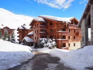 a ski lodge in the snow with snow covered roads at Les Alpages de Reberty: Superbe 3 Pièces 37m², 2 Chambres, 6 Pers, Piscine, Spa, Hammam, Saunas - FR-1-178-328 in Les Menuires
