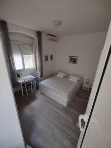1 dormitorio con 1 cama, 1 mesa y 1 silla en Stipan Studio & Room, en Split
