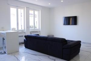 sala de estar con sofá azul y mesa en Dreamich - Scavi Romani, en Desenzano del Garda