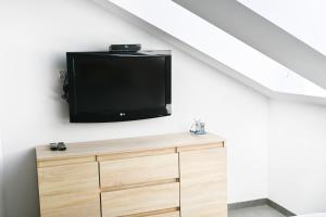 TV a/nebo společenská místnost v ubytování Morski Powiew Blue Mare B2 403 Łukęcin