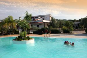 duas pessoas numa piscina numa casa em Residence Villantica em Vieste