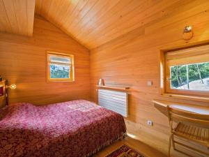 Cama o camas de una habitación en Chalet spacieux proche pistes, sauna, cinéma, 12 pers - FR-1-565-36