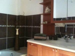 Kúpeľňa v ubytovaní Maison avec Jacuzzi et terrasse sur les toits