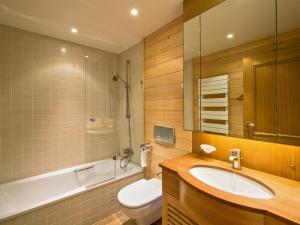 Un baño de Chalet spacieux proche pistes, sauna, cinéma, 12 pers - FR-1-565-36 9 fotos más