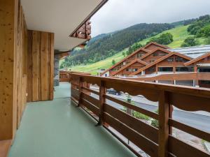 a balcony with a view of the mountains at Appartement Méribel, 3 pièces, 4 personnes - FR-1-565-19 in Les Allues