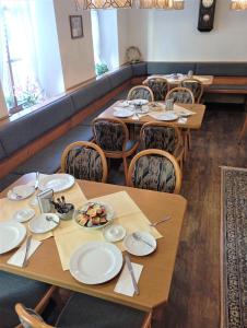 une salle à manger avec des tables et des chaises en bois dans l'établissement Hotel-Restaurant-Krone, à Bad Brückenau