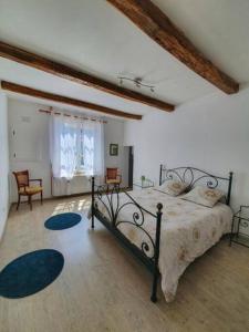ein Schlafzimmer mit einem großen Bett in einem Zimmer in der Unterkunft Gîte de l'Etrier 3 * : Le calme à la campagne ! in Aubercy