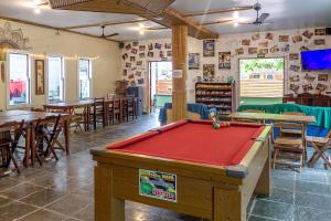 烏巴圖巴的住宿－Pousada Tribo Ubatuba，餐厅内带台球桌的房间