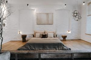 sypialnia z dużym łóżkiem i drewnianą podłogą w obiekcie n o c t u r n e w Kamieńcu Podolskim