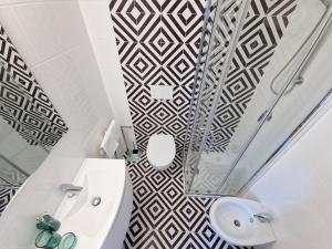 een badkamer met een toilet en een wastafel bij Design loft Rosella Home Sorrento in Piano di Sorrento