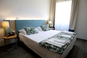 une chambre d'hôtel avec un lit et des serviettes. dans l'établissement Hotel San Germano, à Piedimonte San Germano