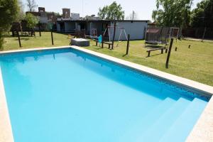 una gran piscina con parque infantil en Aramis en Chascomús