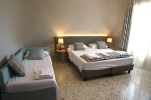 - une chambre avec deux lits et un canapé dans l'établissement Hotel San Germano, à Piedimonte San Germano