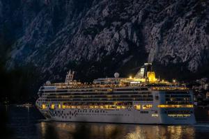 un crucero en el agua por la noche en Apartmani Filip Kitić, en Kotor 11 fotos más