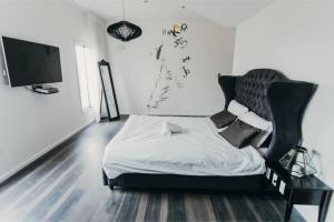 sypialnia z łóżkiem z krzesłem i telewizorem w obiekcie ADVA Boutique מלון אדווה w mieście Bet Yannay