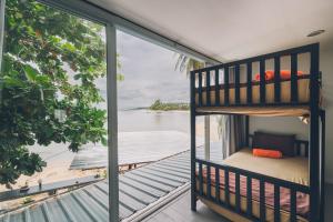 Chill Inn Lamai Hostel & Beach Cafe في كوه ساموي: سرير بطابقين على قارب مطل على الماء