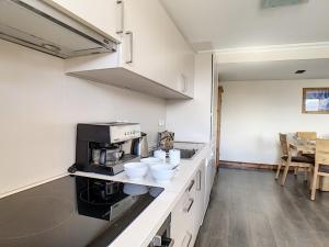 Appartement Les Menuires, 5 pièces, 10 personnes - FR-1-344-135にあるキッチンまたは簡易キッチン