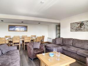 Appartement Les Menuires, 5 pièces, 10 personnes - FR-1-344-135にあるレストランまたは飲食店