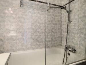 Bilik mandi di Appartement rénové et spacieux · Départ skis aux pieds · Balcon orienté Sud - FR-1-344-273