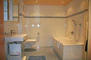 Ванна кімната в Haus Flua