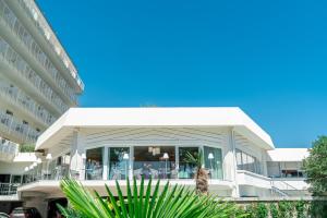 a building with a porch and a balcony at Hotel San Giorgio in Caorle