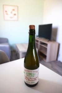 Μια τηλεόραση ή/και κέντρο ψυχαγωγίας στο Sweet Riva - duplex chaleureux proche bourg de Ouistreham