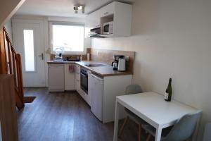 Η κουζίνα ή μικρή κουζίνα στο Sweet Riva - duplex chaleureux proche bourg de Ouistreham +3 φωτογραφίες